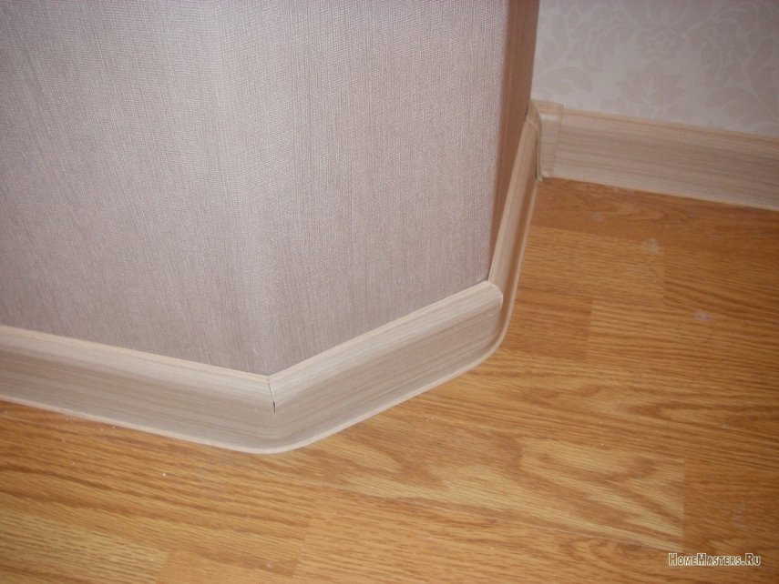 Вот так пришлось подрезать плинтус.JPG