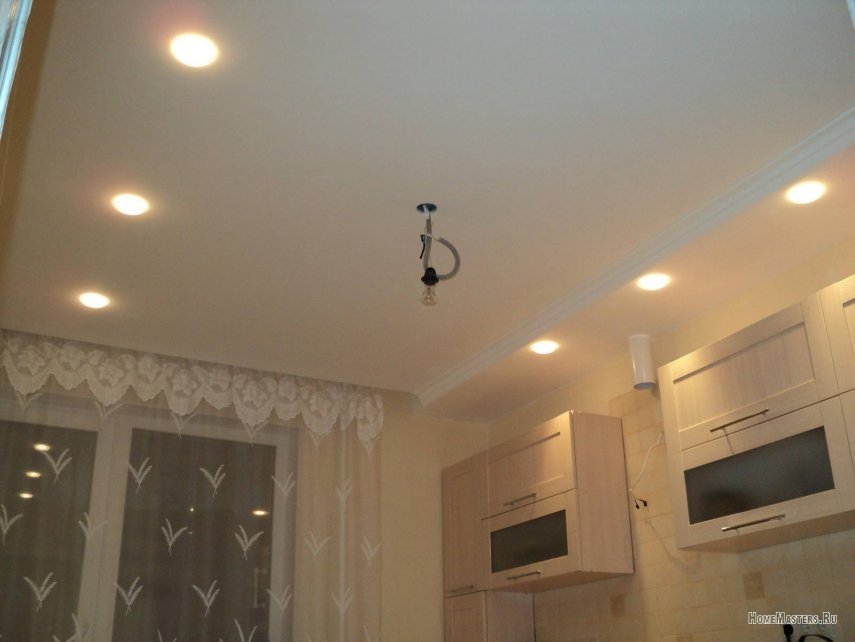 remont-v-novostroike-potolok-s-podsvetkoi.JPG