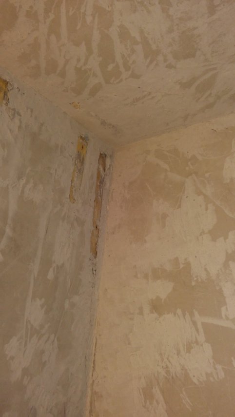 Опасно ли штробить такую стену в ванной (см. фото)?