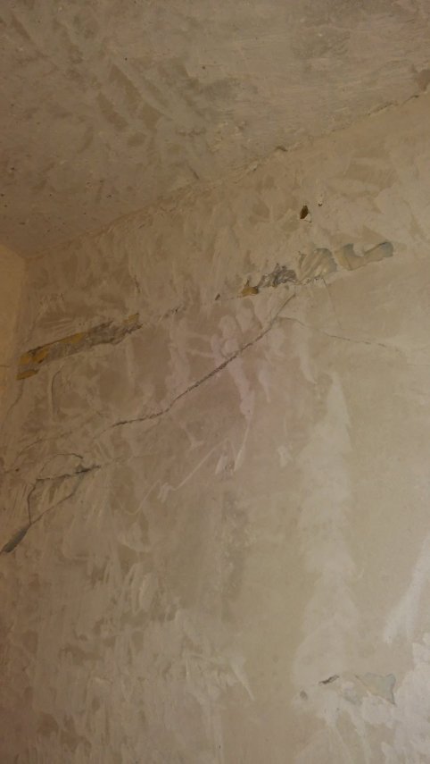 Опасно ли штробить такую стену в ванной (см. фото)?
