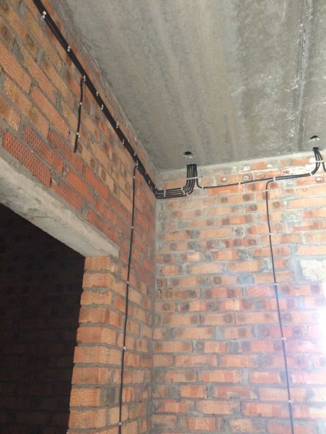 Переделка проводки: со стен на потолок