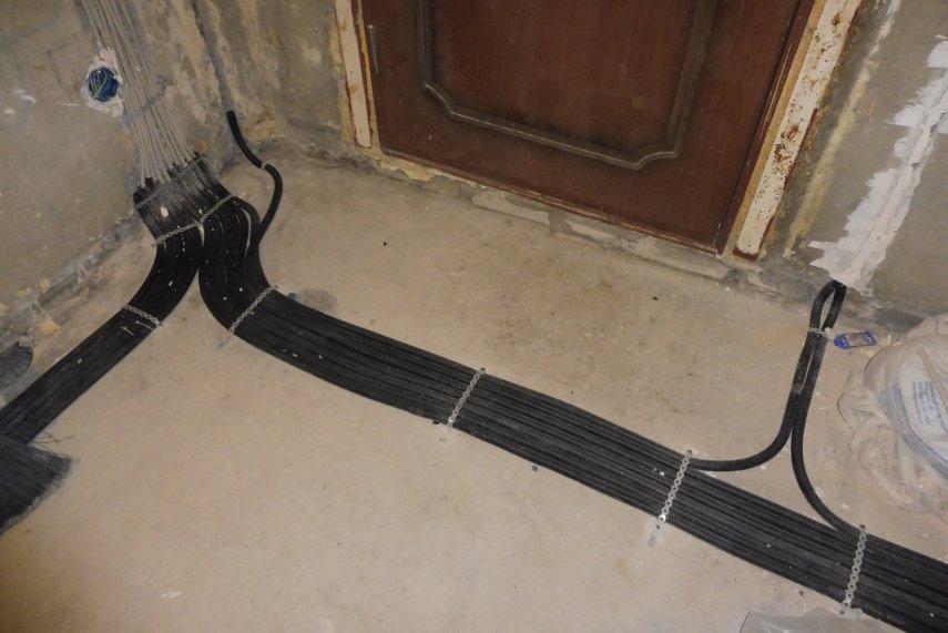 Электрика.Оценка.2.Кабеля.у.двери.JPG
