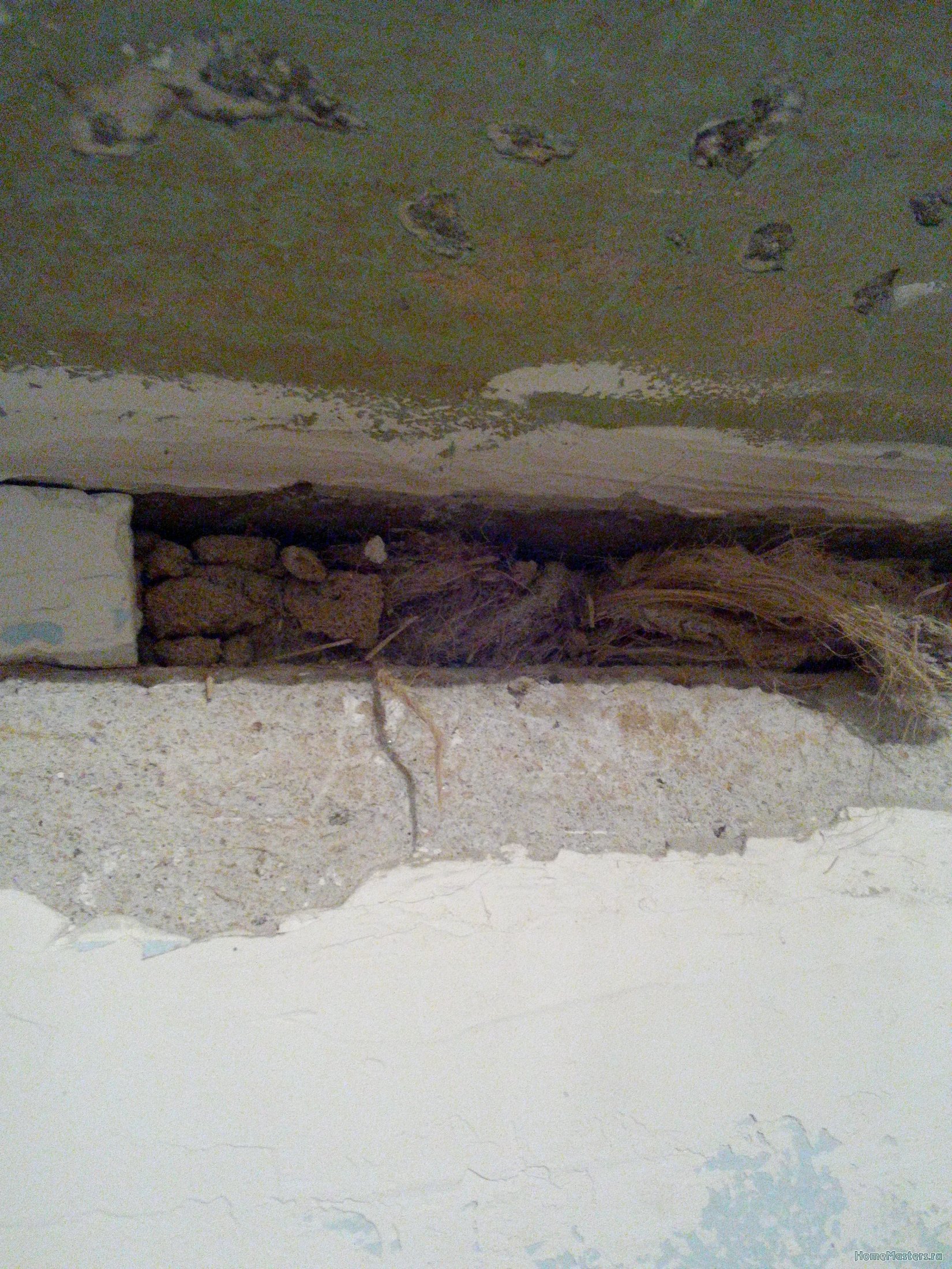 Почему отошла стена. Трещина между потолком и стеной. Заделка трещин между стеной и потолком. Трещина в полу в панельном доме. Отходит потолок от стен.