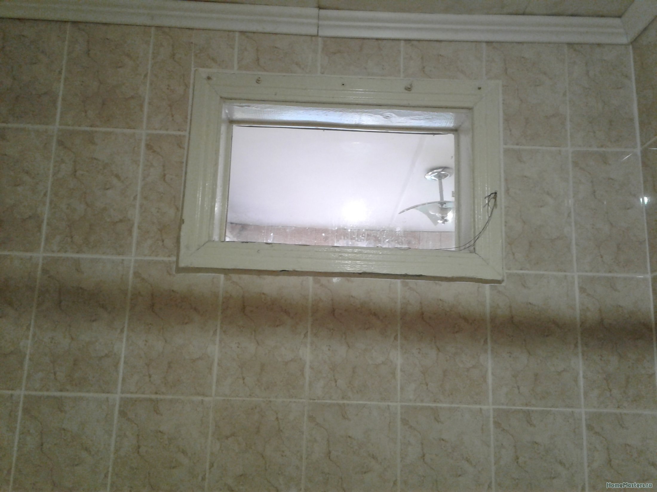 Зачем между ванной и кухней делали окно