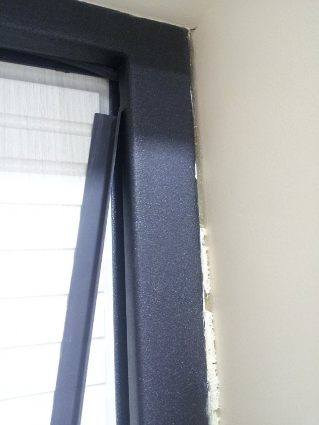 уголок на двери.jpg