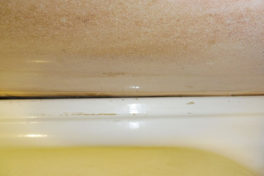 Выбор герметика для швов между ванной и стеной