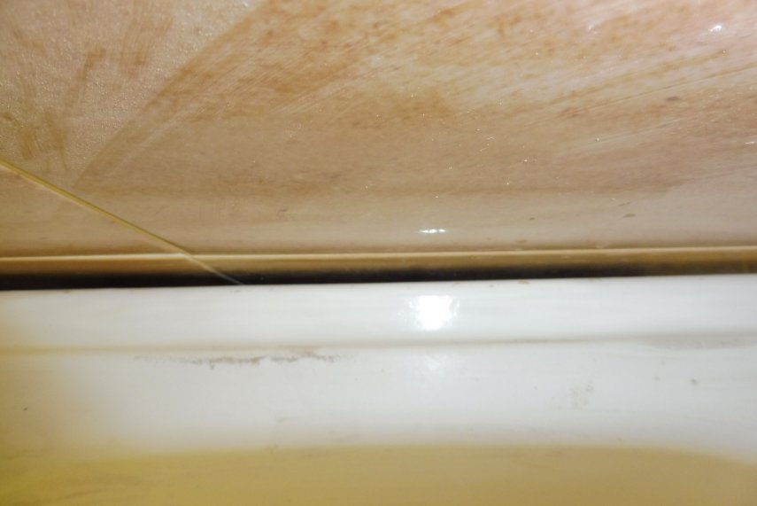 Выбор герметика для швов между ванной и стеной