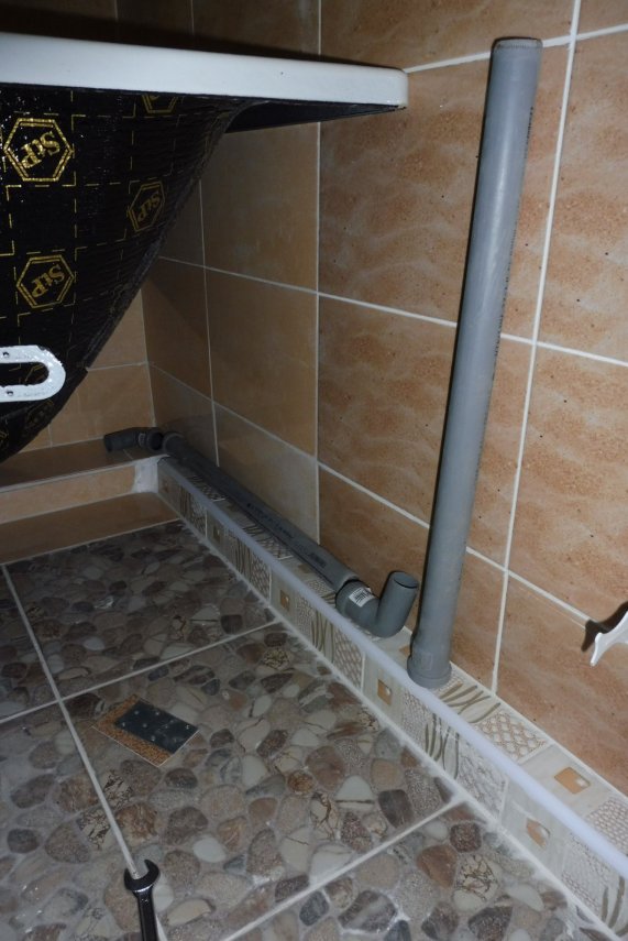 Труба под ванной для подачи воды в стиральную машину
