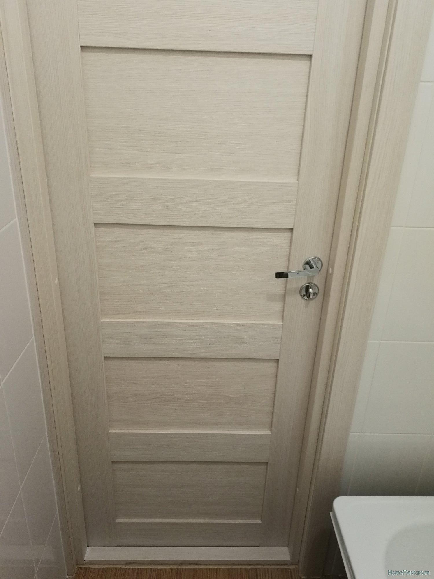 Дверь в ванную комнату