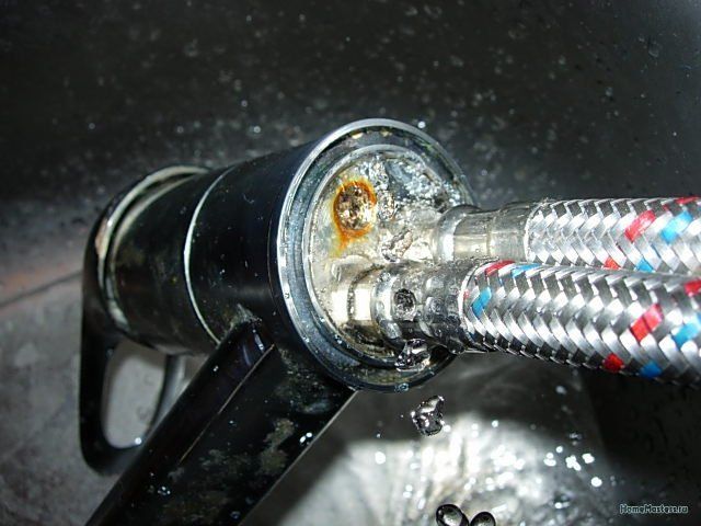 Течет гусак смесителя в ванной: как починить
