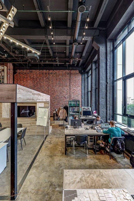 chernye-okna-v-interere