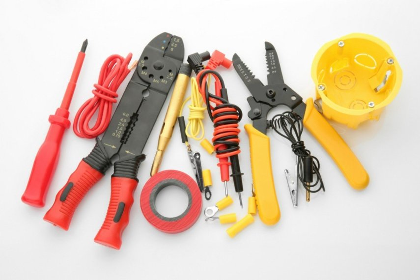 Kucha_materialov_dlya_elektrika_lezhit_na_stole__kabeli_instrumenty_izolenta_podrozetniki.thumb.jpg.8fe63101ede4725c7b53bac5c3b5b543.jpg