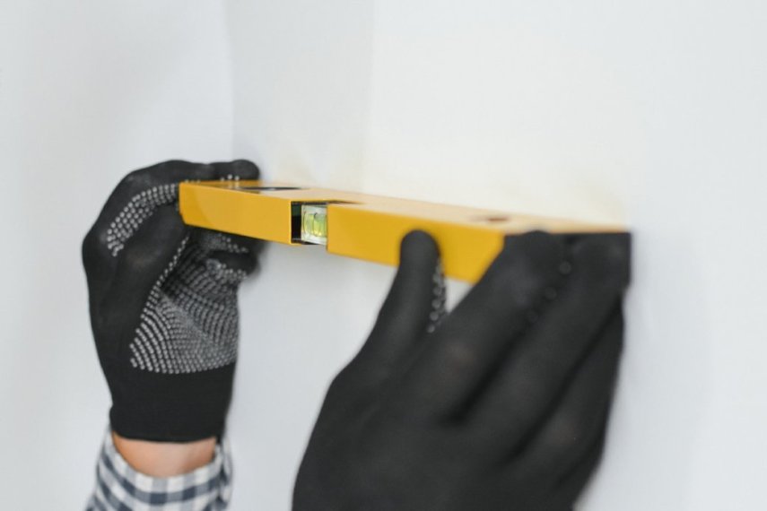 Master_proveryaet_rovnost_lista_gipsokartona_nad_installyatciei_s_pomoshyu_urovnya-1.thumb.jpg.4f6612b3e354af8907ddd2e8723bf69c.jpg