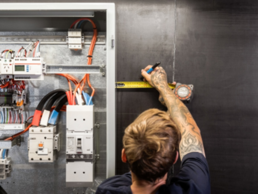 master_i_klient_stoyat_ryadom_s_elektricheskim_shitkom_v_kvartire.thumb.png.b115526c0cc6d95adf427bf81837c539.png