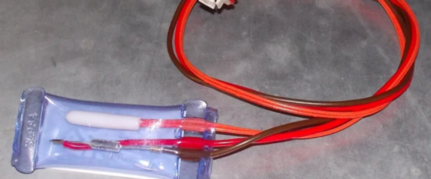 master_smotrit_na_rossyp_zapchastei__nagrevatelnyi_element_predohranitel_termodatchik_kotorye_lezhat_pered_nim_na_stole.thumb.png.fc1680cabdc9b8b5e6af7b8135a68cc6.png