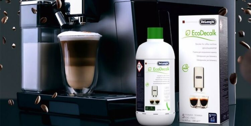 бутыль или средство для очистки с молочной кислотой стоит рядом с кофемашиной