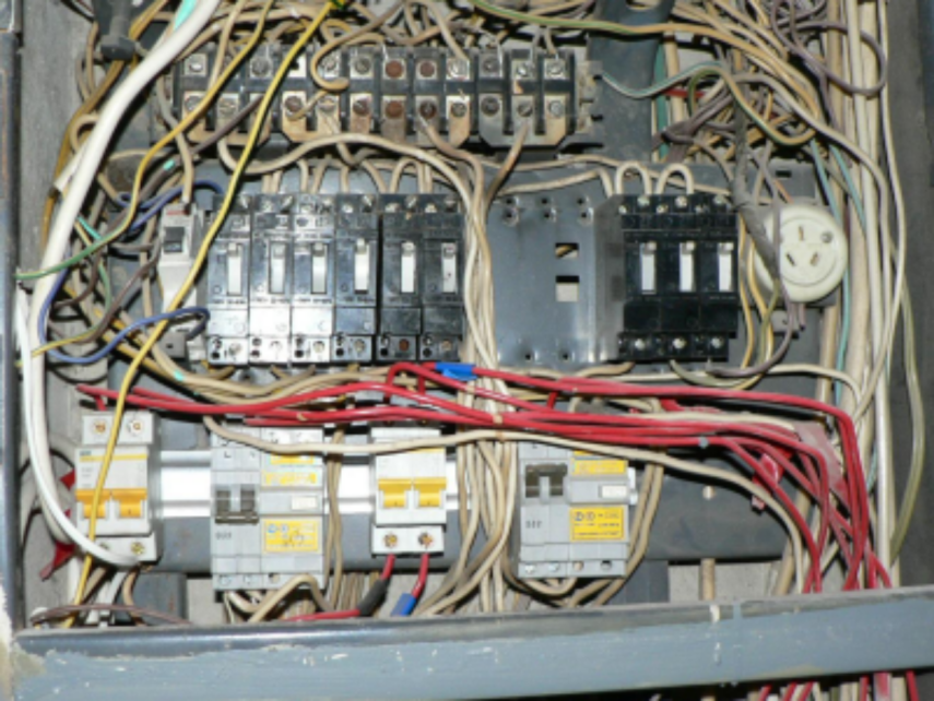 raskurochennyi_shitok_so_skrutkami_provodov_i_sputannymi_provodami.thumb.png.025fb6b63f2edfafac72ac540e531d59.png