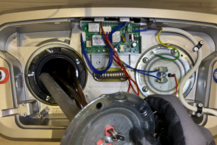 master_osmatrivaet_novyi_boiler_vnutri_s_pomoshyu_fonarika.thumb.png.57fb23ea8badb3eb3f36dba499e48338.png