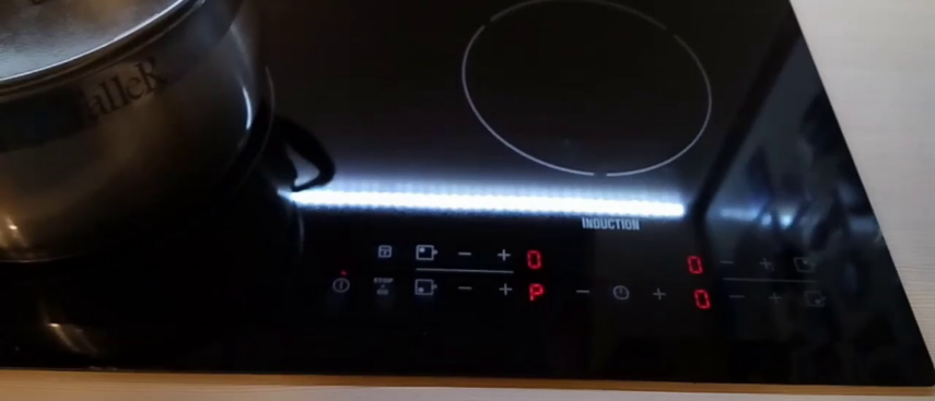 master_pokazyvaet_klientu_na_induktcionnuyu_plitu_Electrolux.thumb.png.05036654e94699c3d6944630c124817a.png
