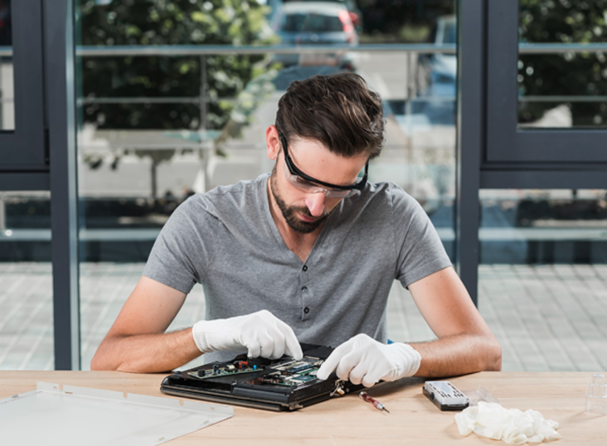 Мастер разбирает ноутбук