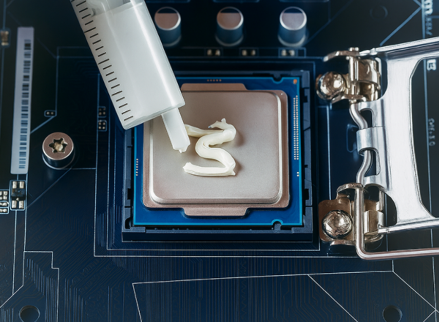 Inzhener_podnimaet_prizhimnuyu_ramku_soketa_LGA_viden_akkuratno_ulozhennyi_protcessor_i_tonkii_sloi_termopasty.thumb.png.b358be897149c01a64818c85b590c389.png
