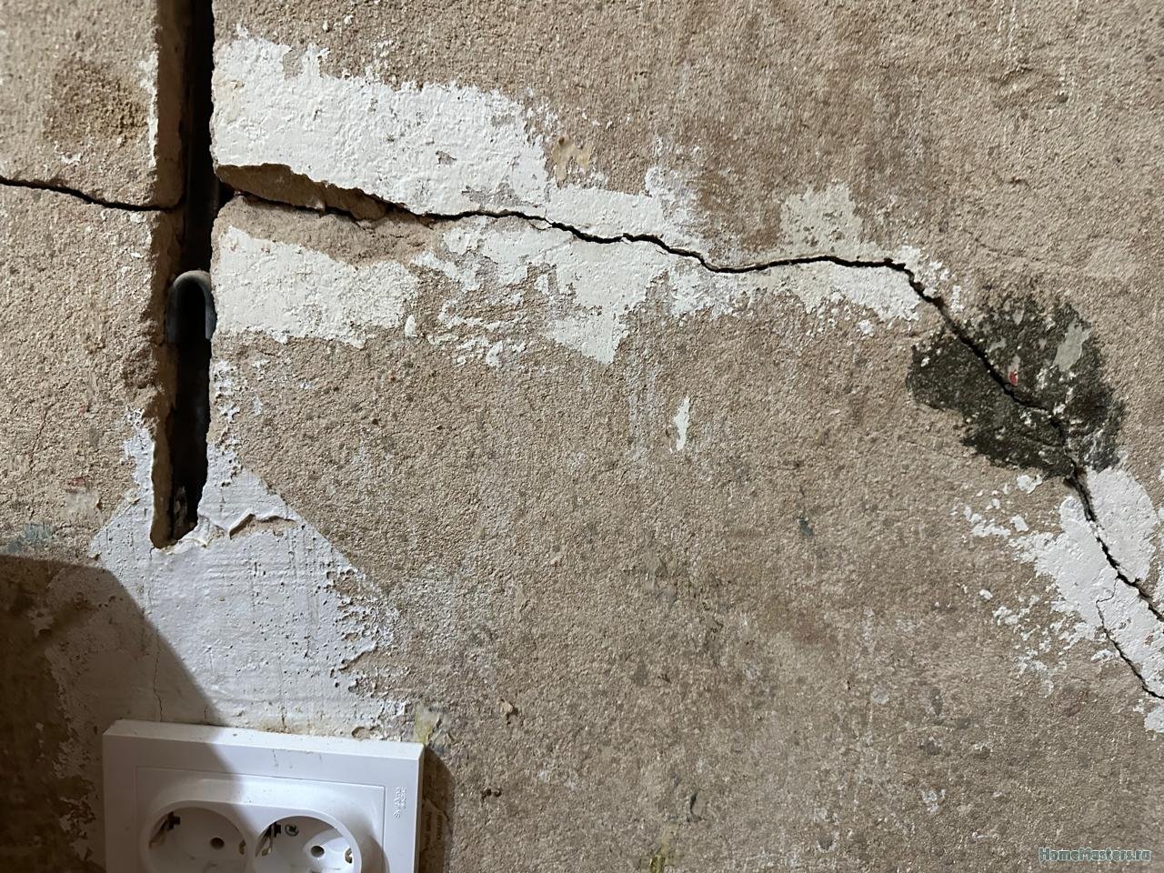 Подробнее о "Новая проводка на старой штукатурке"