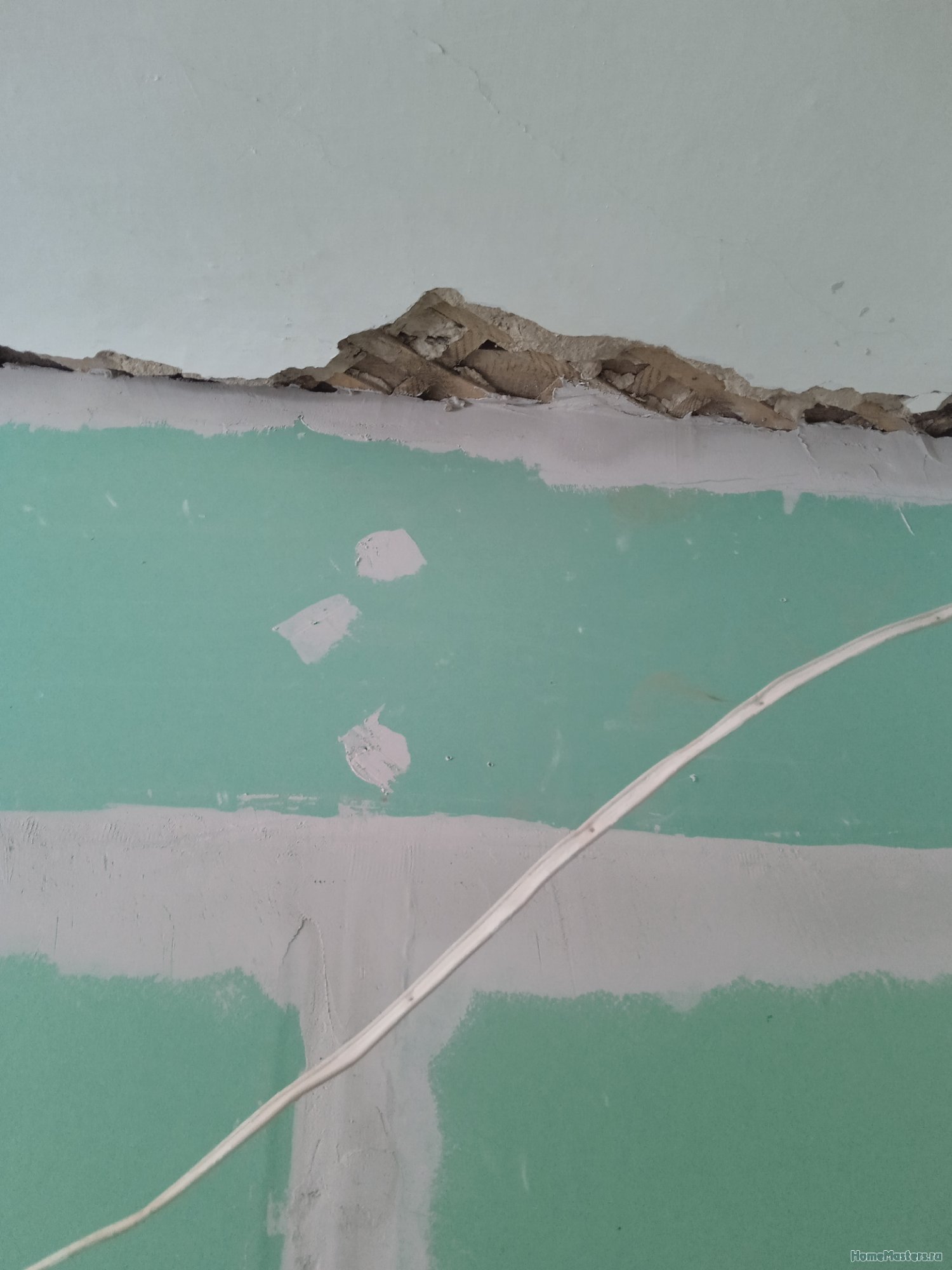 Подробнее о "Ставили новые стены из гипса, развалили потолок из дранки"