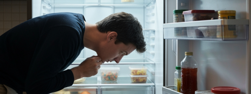 klient_zasunul_golovu_v_holodilnik_i_chto-to_tam_smotrit.thumb.png.687f297c64945da7ec954c2cd4e2d04e.png