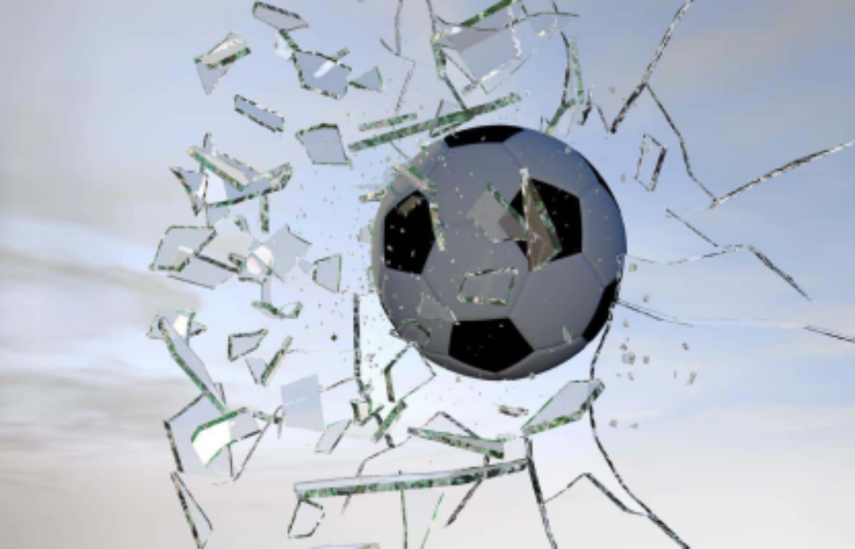 мяч бьет по стеклу