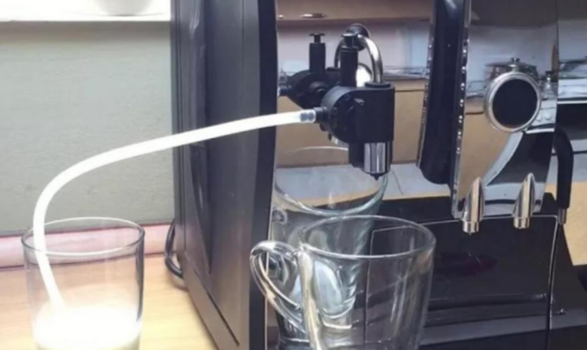 Master_pokazyvaet_molochnuyu_trubku_ili_LatteCrema-sistemu_s_ostatkami_moloka_vnutri.thumb.png.6f75378838bb106ff598406419100425.png