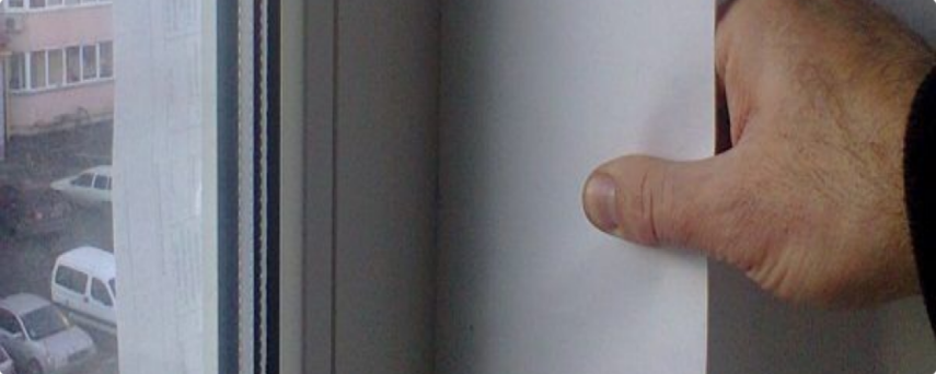 krupnyi_plan_okna_odna_ruka_derzhit_list_bumagi_u_stvorki_dlya_proverki_prizhima.thumb.png.60b23b2b7bccfe700b2c7d89b5333ecb.png