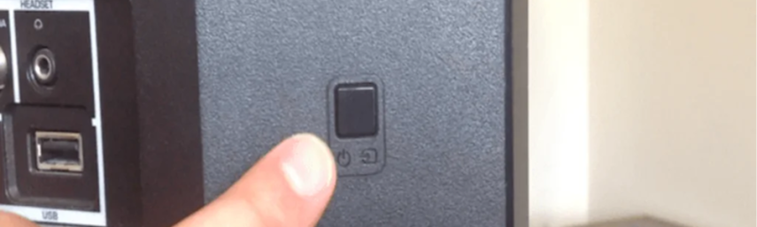 Polzovatel_nazhimaet_knopku_Power_na_televizore_no_indikator_ne_zagoraetsya.thumb.png.77762e7a64dd7b5a8b4df6961e3bd7de.png