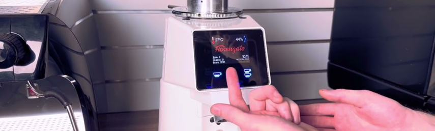 polzovatel_nastraivaet_kofemolku_rozhkovoi_kofemashiny.thumb.png.55ed0101757d7b27f7423341e00c1fbd.png